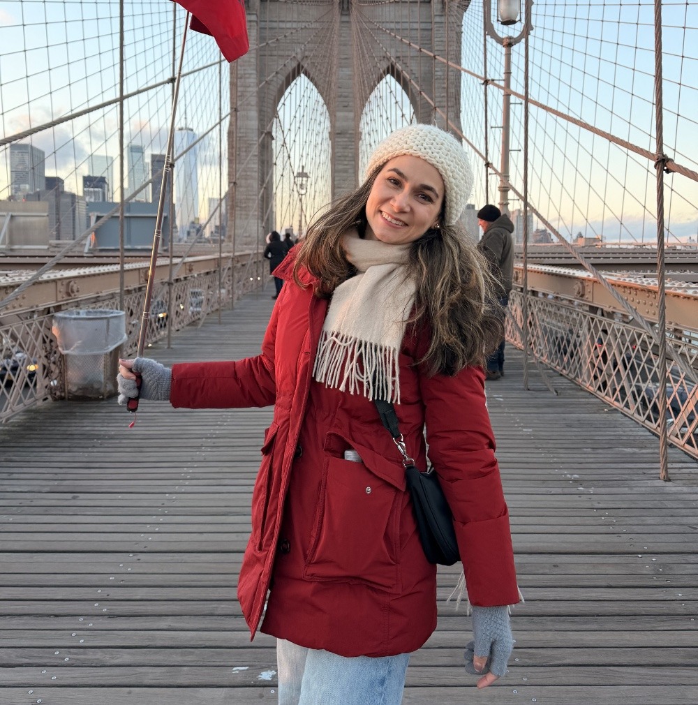 Viajante vivendo Nova York com tranquilidade na Brooklyn Bridge